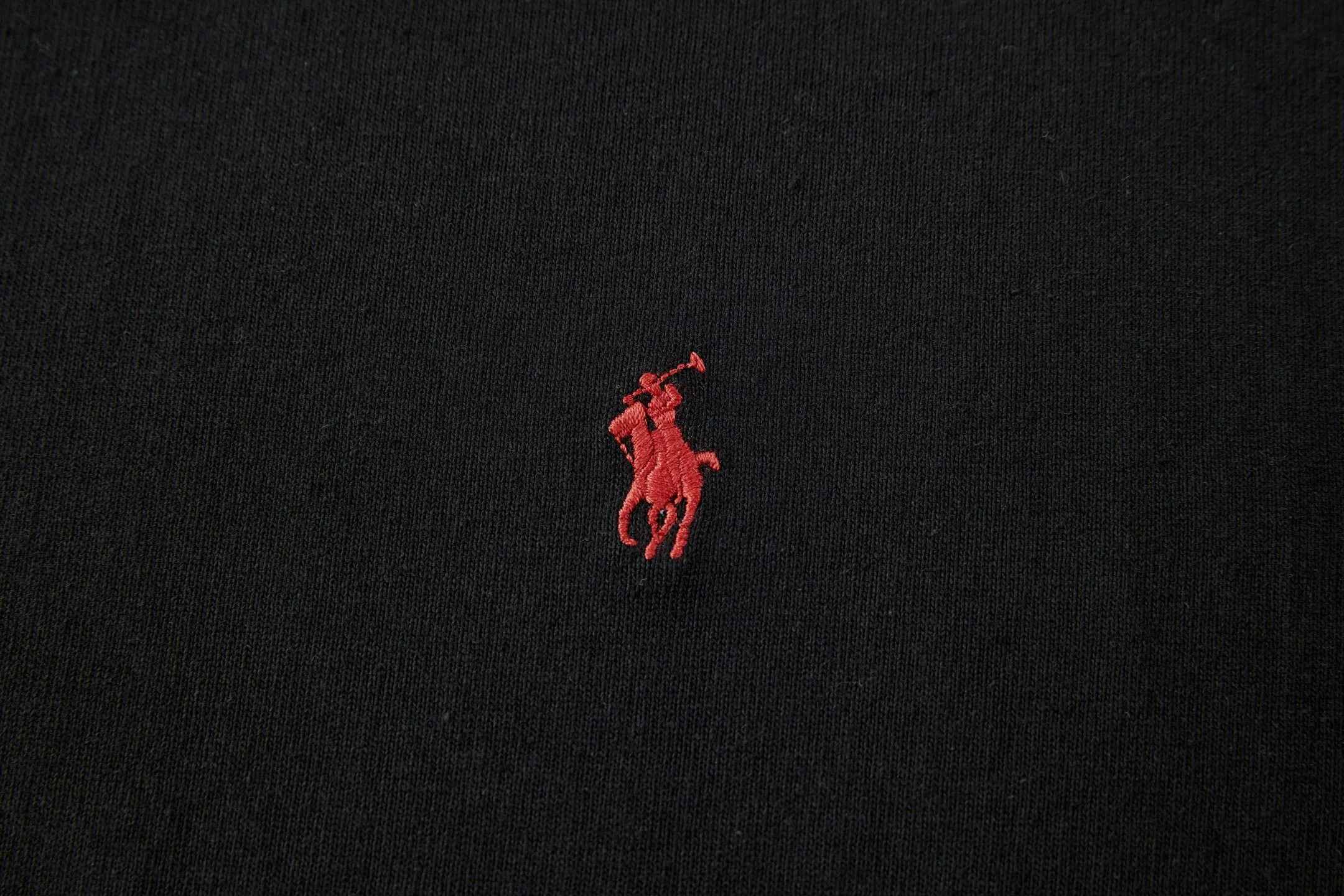 Ralph Lauren Ralph pony embroidered logo bottoming shirt. Fabric: Made of 20-count plain combed cotton. Thread: Use 1*1 high elastic Solona. Craftsmanship: The embroidery uses a 3D three-dimensional embroidery logo, embellished with the brand's polo embroidery logo, and the total number of stitches is approximately 2,600. Technology: The collar hot label is made of ultra-thin hot stamping technology and imported materials. High temperature 160 degrees hot stamping. The jersey fabric used in this T-shirt is inspired by the Polo fabric of the 1990s, which has been reinterpreted and made of cotton yarn. Accessories: Customized 1:1 washed logo Accessories: Customized 1:1 hot stamped logo Craftsmanship: Customized 1:1 embroidered logo Size: S-M-L-XL Color: Black-White-Grey Style Number: 86654